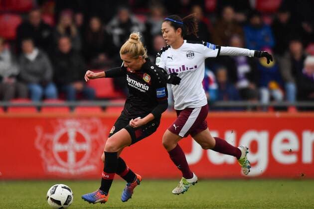 Duell Rachel Rinast (Bayer 04 Leverkusen) (31) Kozue Ando (SGS Essen) (14), Fussball, Allianz Frauen-Bundesliga, Bayer 04 Leverkusen - SGS Essen, xmkx