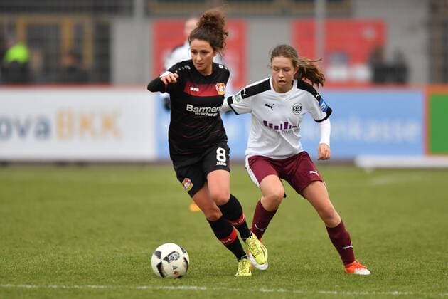 Ramona Petzelberger (Bayer 04 Leverkusen) (8) im ZWeikampf mit Jana Feldkamp (SGS Essen) (4), Fussball, Allianz Frauen-Bundesliga, Bayer 04 Leverkusen - SGS Essen, xmkx