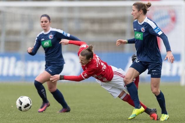 Im Bild Simone LAUDEHR (FC Bayern München, 21), Bianca SCHMIDT (Turbine Potsdam, 20) Zweikampf Ball, Fußball, Allianz Frauen Bundesliga, FC Bayern München - Turbine Potsdam, xmfx