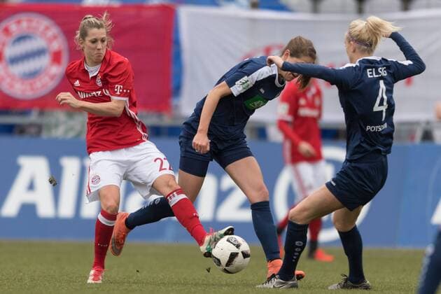 Im Bild Verena FAIßT (FC Bayern München, 22), Inka WESELY (Turbine Potsdam, 15), Johanna ELSIG (Turbine Potsdam, 4) Zweikampf Ball, Fußball, Allianz Frauen Bundesliga, FC Bayern München - Turbine Potsdam, xmfx