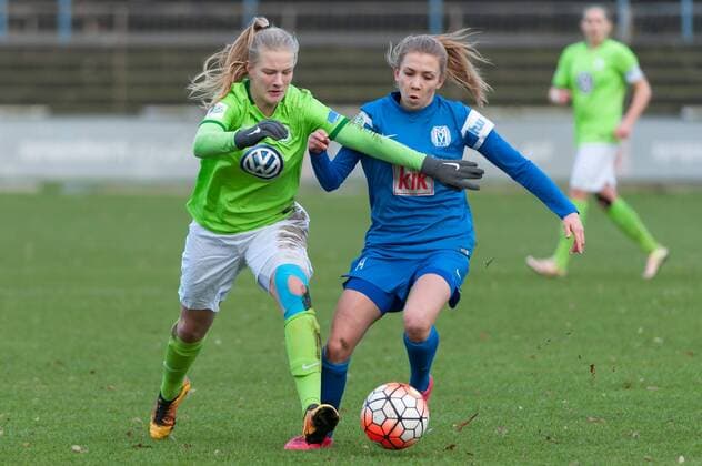 v.li.: Anna-Lena Stolze (VfL Wolfsburg II, 2) im Zweikampf mit Elisa Senß (Senss, SV Meppen, 14), Fussball, 2. Frauen-Bundesliga Nord, SV Meppen - VfL Wolfsburg II, xobx