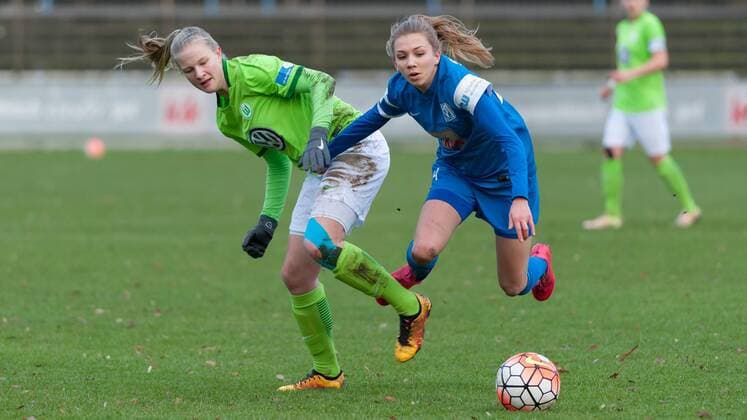 v.li.: Anna-Lena Stolze (VfL Wolfsburg II, 2) im Zweikampf mit Elisa Senß (Senss, SV Meppen, 14), Fussball, 2. Frauen-Bundesliga Nord, SV Meppen - VfL Wolfsburg II, xobx