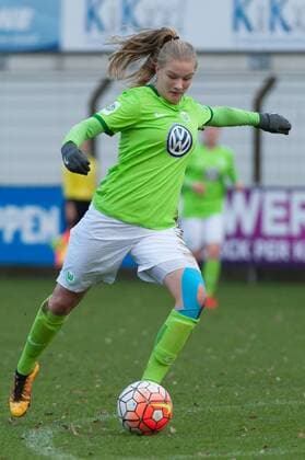 Anna-Lena Stolze (VfL Wolfsburg II, 2) beim Torschuss, schiesst auf das Tor, Fussball, 2. Frauen-Bundesliga Nord, SV Meppen - VfL Wolfsburg II, xobx