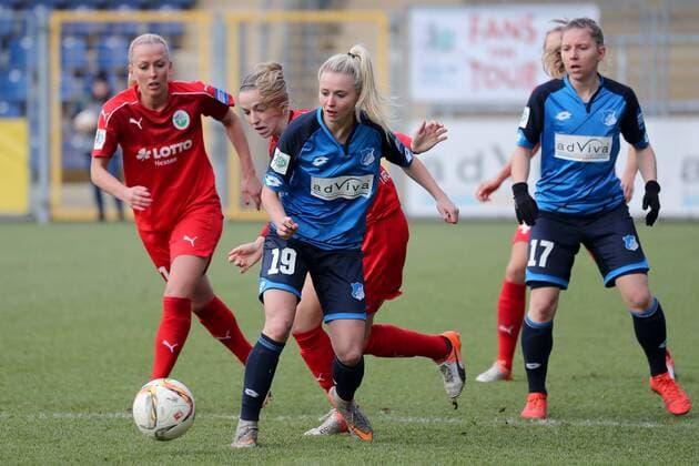 Spielszene mit v.li.: Mandy Islacker (Frankfurt, 11), Jackie Groenen (Frankfurt, 14), Judith Steinert (TSG, 19), Kathrin Hendrich (Kathy Hendrich, Frankfurt, 4), Emily Evels (TSG, 17), Fussball, Allianz Frauen-Bundesliga, TSG 1899 Hoffenheim - 1. FFC Frankfurt, xozx