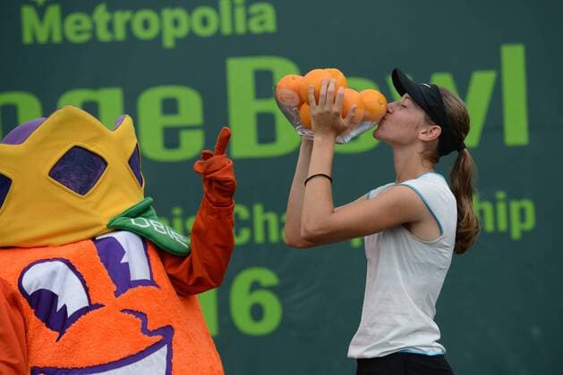 Tennis, Kaja Juvan gewinnt Metropolia Orange Bowl in Plantation December 11, 2016 - Plantation, Florida, United States - KAJA JUVAN of Slovenia poses for a photo after winning the Metropolia Orange Bowl International Tennis Championship in Plantation Florida Tennis 2016 - Metropolia Orange Bowl International Tennis Championship - ZUMAl132 20161211_zap_l132_015