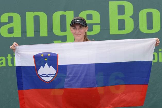 Tennis, Kaja Juvan gewinnt Metropolia Orange Bowl in Plantation December 11, 2016 - Plantation, Florida, United States - KAJA JUVAN of Slovenia poses for a photo after winning the Metropolia Orange Bowl International Tennis Championship in Plantation Florida Tennis 2016 - Metropolia Orange Bowl International Tennis Championship - ZUMAl132 20161211_zap_l132_018