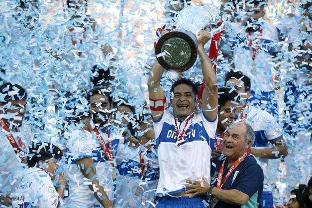 Fußball, Universidad Catolica gewinnt die Apertura in Chile Futbol, Temuco vs Universidad Catolica. Decimo quinta fecha, campeonato de Apertura 2016 17 Los capitan de Universidad Catolica Cristian Alvarez celebra con el trofeo del campeonato de Apertura tras el partido de primera division contra Deportes Temuco disputado en el estadio German Becker de Temuco, Chile. 08 12 2016 Andres Pina Photosport Football, Temuco vs Universidad Catolica. 15th date, Aperture Championship 2016 17 Universidad Catolica s captain Cristian Alvarez celebrates with the Championship trophy after the first division football match against Deportes Temuco held at the German Becker stadium in Temuco, Chile. 08 12 2016 Andres Pina Photosport Temuco vs Universidad Catolica, campeonato de Apertura 2016 17 