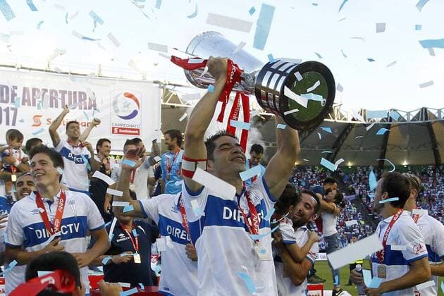 Fußball, Universidad Catolica gewinnt die Apertura in Chile Futbol, Temuco vs Universidad Catolica. Decimo quinta fecha, campeonato de Apertura 2016 17 El jugador de Universidad Catolica Cristian Alvarez celebra con el trofeo del campeonato de Apertura tras el partido de primera division contra Deportes Temuco disputado en el estadio German Becker de Temuco, Chile. 08 12 2016 Ramon Monroy Photosport Football, Temuco vs Universidad Catolica. 15th date, Aperture Championship 2016 17 Universidad Catolica s player Cristian Alvarez celebrates with the Championship trophy after the first division football match against Deportes Temuco held at the German Becker stadium in Temuco, Chile. 08 12 2016 Ramon Monroy Photosport Temuco vs Universidad Catolica, campeonato de Apertura 2016 17 