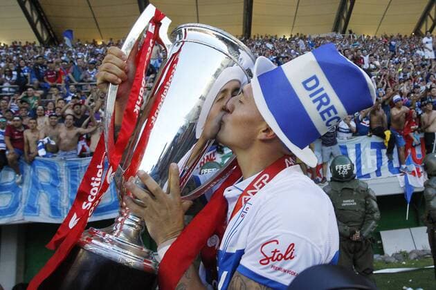Fußball, Universidad Catolica gewinnt die Apertura in Chile Futbol, Temuco vs Universidad Catolica. Decimo quinta fecha, campeonato de Apertura 2016 17 El jugador de Universidad Catolica Nicolas Castillo celebra con el trofeo del campeonato de Apertura tras el partido de primera division contra Deportes Temuco disputado en el estadio German Becker de Temuco, Chile. 08 12 2016 Ramon Monroy Photosport Football, Temuco vs Universidad Catolica. 15th date, Aperture Championship 2016 17 Universidad Catolica s player Nicolas Castillocelebrates with the Championship trophy after the first division football match against Deportes Temuco held at the German Becker stadium in Temuco, Chile. 08 12 2016 Ramon Monroy Photosport Temuco vs Universidad Catolica, campeonato de Apertura 2016 17 