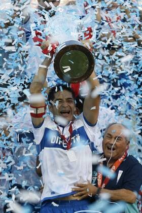 Fußball, Universidad Catolica gewinnt die Apertura in Chile Futbol, Temuco vs Universidad Catolica. Decimo quinta fecha, campeonato de Apertura 2016 17 El jugador de Universidad Catolica Cristian Alvarez, celebra con el trofeo del campeonato de Apertura tras el partido de primera division contra Deportes Temuco disputado en el estadio German Becker de Temuco, Chile. Javier Torres Photosport Football, Temuco vs Universidad Catolica. 15th date, Aperture Championship 2016 17 Universidad Catolica s player Cristian Alvarez celebrates with the Championship trophy after the first division football match against Deportes Temuco held at the German Becker stadium in Temuco, Chile. 08 12 2016 Javier Torres Photosport Temuco vs Universidad Catolica, campeonato de Apertura 2016 17 