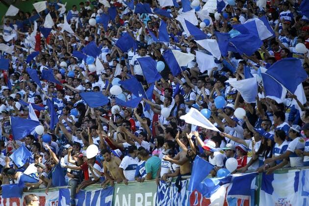 Fußball, Universidad Catolica gewinnt die Apertura in Chile Futbol, Temuco vs Universidad Catolica. Decimo quinta fecha, campeonato de Apertura 2016 17 Hinchas de Universidad Catolica alientan a su equipo antes del partido de primera division contra Deportes Temuco disputado en el estadio German Becker de Temuco, Chile. 08 12 2016 Andres Pina Photosport Football, Temuco vs Universidad Catolica. 15th date, Aperture Championship 2016 17 Universidad Catolica s fans cheer their team prior to the first division football match against Deportes Temuco held at the German Becker stadium in Temuco, Chile. 08 12 2016 Andres Pina Photosport Temuco vs Universidad Catolica, campeonato de Apertura 2016 17 