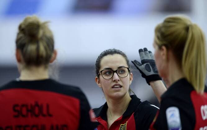 Bilder des Tages - SPORT (161212) -- XINING, Dec. 12, 2016 -- Analena Jentsch (C) of Germany celebrates with her teammate during the China Qinghai international curling competition between Canada and Germany in Xining, capital of northwest China s Qinghai Province, Dec. 11, 2016. Germany won 8-5.) (hcs) (SP)CHINA-QINGHAI-XINING-CURLING COMPETITION(CN) ZhangxHongxiang 