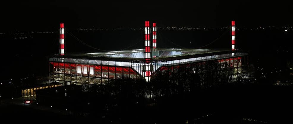 Köln, RheinEnergieStadion, 10.12.16: Außenansicht, Übersicht vom RheinEnergieStadion im Dunkeln mit Beleuchtung in rot-weiss nach dem Spiel der 1. Bundesliga zwischen 1.FC Köln vs. Borussia Dortmund in der Saison 2016 2017.