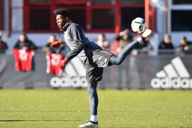 David ALABA (Bayern Muenchen), Aktion,Einzelaktion,Einzelbild, Freisteller,Ganzkoerperaufnahme,ganze Figur. Training FC Bayern Muenchen, Trainingsgelaende an der Saebener Strasse, Fussball,am 13.12.2016..