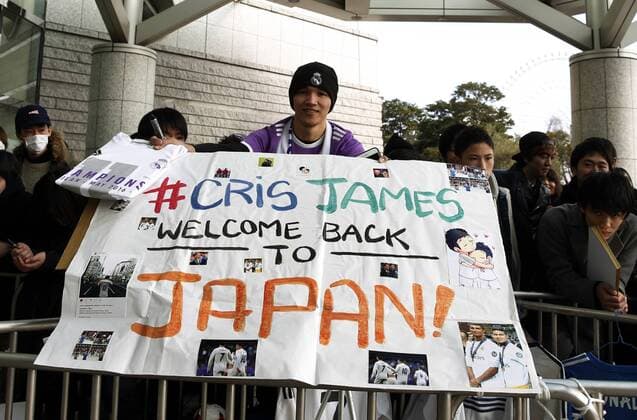 Groups of fans wait for the team at the entrance of the meeting hotel. xFOTOxCHEMAxREYx 