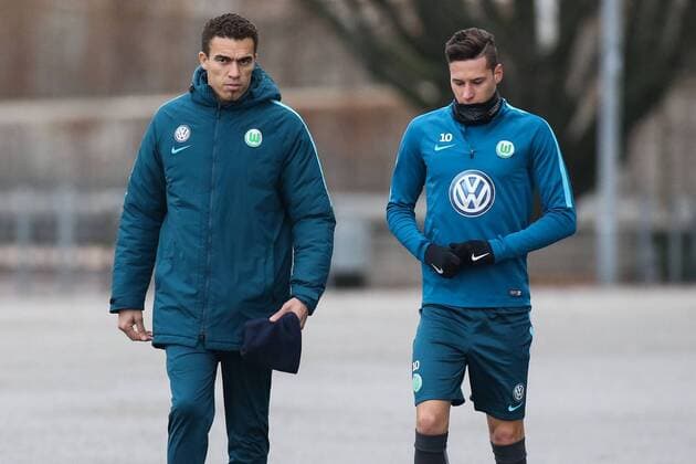 Trainer Valerien Ismael und Julian Draxler (VfL Wolfsburg) kommen zusammen zum Training - 1. Fussball Bundesliga Saison 2016-2017 Training VfL Wolfsburg an der Volkswagen Arena in Wolfsburg - Deutschland, Fussball, Mann, Maenner,13.12.2016