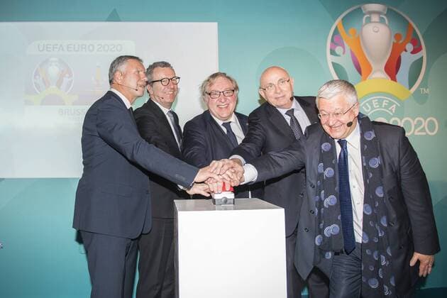 Fußball, Präsentation des Logos für die EM 2020 Brussels alderman Alain Courtois, Brussels City mayor Yvan Mayeur, KBVB-URBSFA Belgium soccer union chairman Francois De Keersmaecker, President of the Royal Dutch Football Association (KNVB) Michael van Praag and Brussels region Minister Guy Vanhengel pictured during a special ceremony for the launch of the logo of Euro 2020 Brussels, as host city of the 2020 European soccer championships, in Brussels city hall, Wednesday 14 December 2016, with UEFA, Belgian soccer federation KBVB - URBSFA, Brussels Region government and Brussels city. LAURIExDIEFFEMBACQ x04997179x