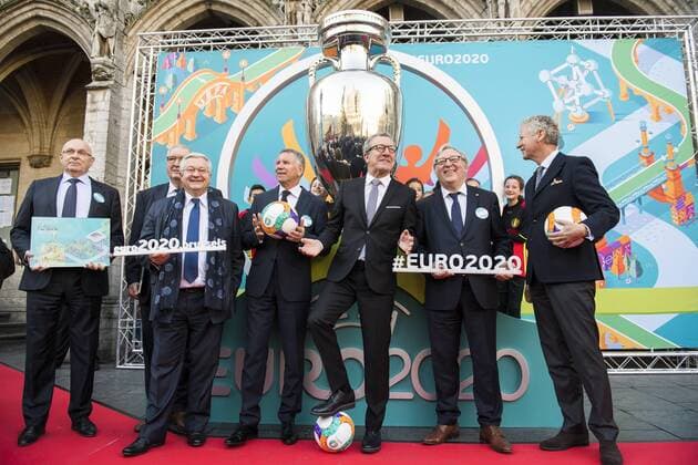 Fußball, Präsentation des Logos für die EM 2020 President of the Royal Dutch Football Association (KNVB) Michael van Praag, Brussels region Minister Guy Vanhengel, Brussels alderman Alain Courtois, Brussels City mayor Yvan Mayeur, KBVB-URBSFA Belgium soccer union chairman Francois De Keersmaecker and State Secretary for Foreign Trade Pieter De Crem pictured during a special ceremony for the launch of the logo of Euro 2020 Brussels, as host city of the 2020 European soccer championships, in Brussels city hall, Wednesday 14 December 2016, with UEFA, Belgian soccer federation KBVB - URBSFA, Brussels Region government and Brussels city. LAURIExDIEFFEMBACQ x04997180x