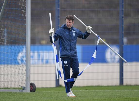 14.12.2016, Fussball, Saison 2016 2017, 1. Bundesliga, Training, FC Schalke 04, Torwarttrainer Simon Henzler (Schalke 04)