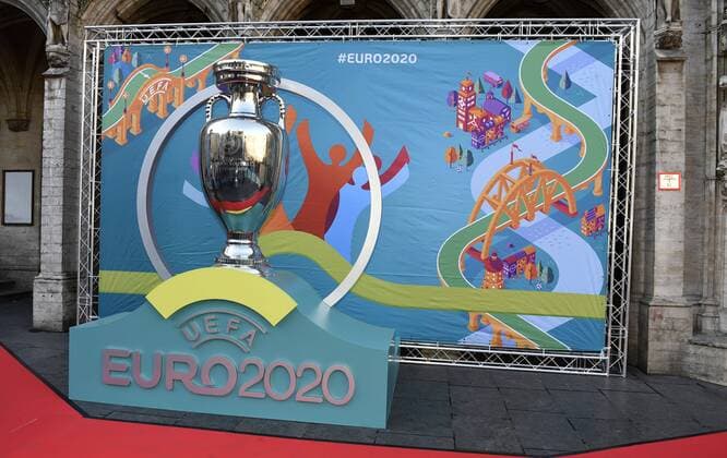 reprocduction trophee geant devant la mairie de Bruxelles FOOTBALL : Lancement de l Euro 2020 - Bruxelles - 14 12 2016 Photonews Panoramic 