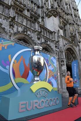reprocduction trophee geant devant la mairie de Bruxelles FOOTBALL : Lancement de l Euro 2020 - Bruxelles - 14 12 2016 Photonews Panoramic 
