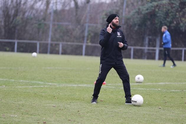 Fußball, Trainerhistorie, FSV Frankfurt 14.12.2016 Frankfurt am Main, Frankfurter Volksbank Stadion, 3. Liga Herren, Saison 2016 2017 FSV Frankfurt Training Trainer Roland Vrabec (FSV Frankfurt ) erklärt seine Übung