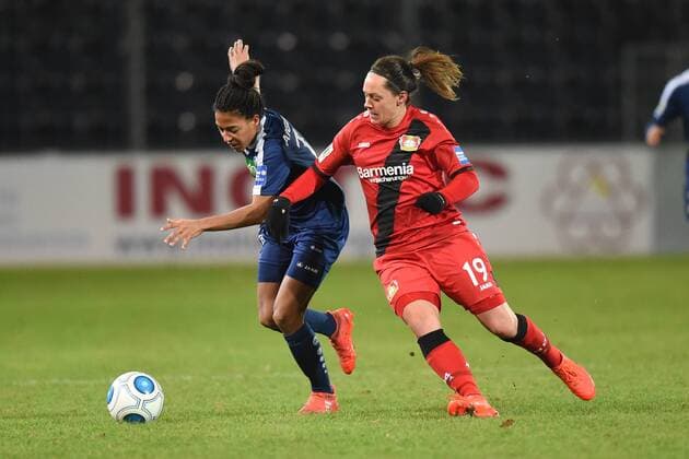 Fussball, Frauen, 1. Bundesliga, Saison 2016 17 (9. Spieltag), 1. FFC Turbine Potsdam - Bayer 04 Leverkusen, Eseosa Aigbogun (Nr. 16, 1. FFC Turbine Potsdam), Lisa Schwab (Nr. 19, Bayer 04 Leverkusen) 14.12.16,