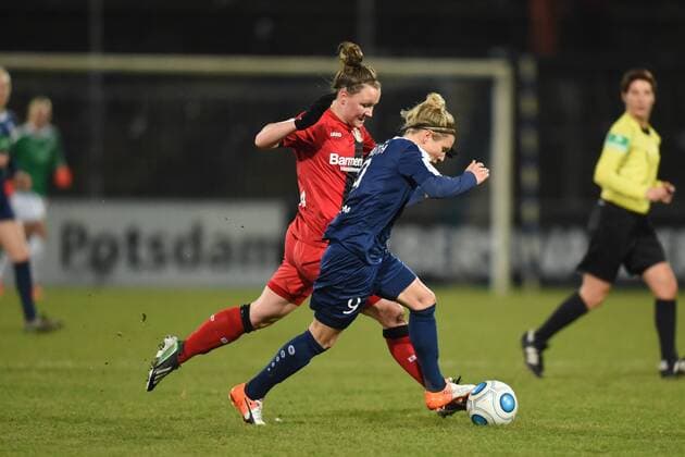 Fussball, Frauen, 1. Bundesliga, Saison 2016 17 (9. Spieltag), 1. FFC Turbine Potsdam - Bayer 04 Leverkusen, Marina Hegering (Nr. 17, Bayer 04 Leverkusen), Svenja Huth (Nr. 9, 1. FFC Turbine Potsdam), 14.12.16,