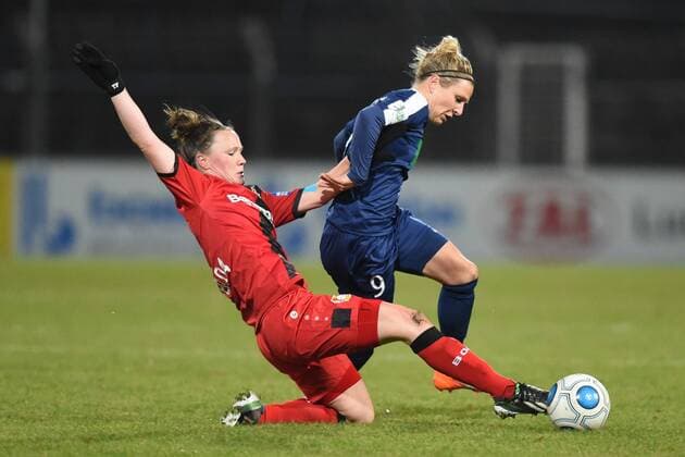 Fussball, Frauen, 1. Bundesliga, Saison 2016 17 (9. Spieltag), 1. FFC Turbine Potsdam - Bayer 04 Leverkusen, Marina Hegering (Nr. 17, Bayer 04 Leverkusen), Svenja Huth (Nr. 9, 1. FFC Turbine Potsdam), 14.12.16,