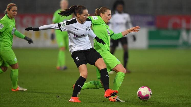 Zweikampf Irini Ioannidou (SGS Essen) (11) Noelle Maritz (VFL Wolfsburg) (16), Fussball, Allianz Frauen-Bundesliga, SGS Essen - VFL Wolfsburg, xmkx