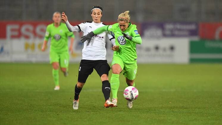 Zweikampf Sara Doorsoun (SGS Essen) (23) mit Anna Blaesse (VFL Wolfsburg) (9), Fussball, Allianz Frauen-Bundesliga, SGS Essen - VFL Wolfsburg, xmkx