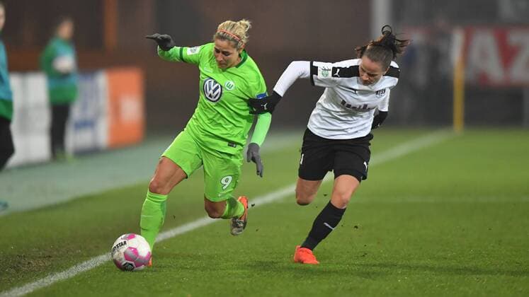 Laufduell Anna Blaesse (VFL Wolfsburg) (9) Irini Ioannidou (SGS Essen) (11), Fussball, Allianz Frauen-Bundesliga, SGS Essen - VFL Wolfsburg, xmkx