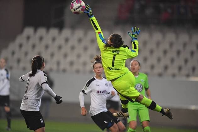 Lisa Weiß (SGS Essen) (1) lenkt Ball am Tor vorbei - Flugparada, Fussball, Allianz Frauen-Bundesliga, SGS Essen - VFL Wolfsburg, xmkx