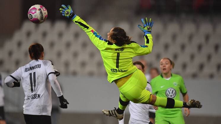 Bilder des Tages - SPORT Lisa Weiß (SGS Essen) (1) lenkt Ball am Tor vorbei - Flugparada, Fussball, Allianz Frauen-Bundesliga, SGS Essen - VFL Wolfsburg, xmkx