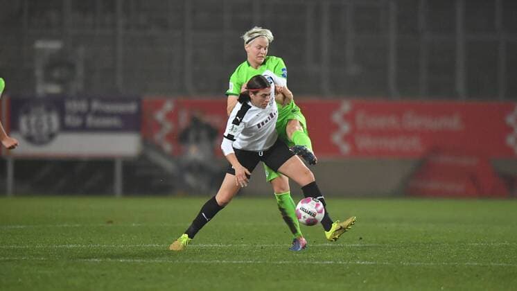 Nilla Fischer (VFL Wolfsburg) (4) klärt den Ball vor Charline Hartmann (SGS Essen) (13), Fussball, Allianz Frauen-Bundesliga, SGS Essen - VFL Wolfsburg, xmkx