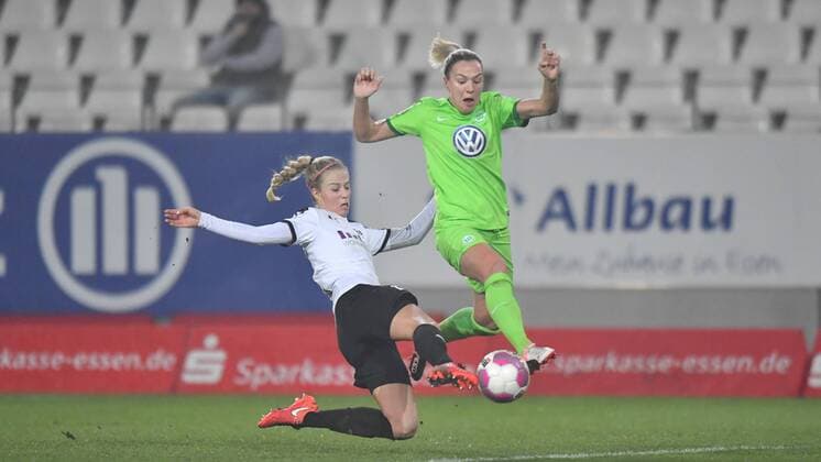 Nina Brüggemann (SGS Essen) (22) klärt den Ball vor Zsabett Jakabfi (VFL Wolfsburg) (3), Fussball, Allianz Frauen-Bundesliga, SGS Essen - VFL Wolfsburg, xmkx