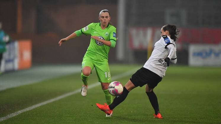 Noelle Maritz (VFL Wolfsburg) (16) überläuft Irini Ioannidou (SGS Essen) (11), Fussball, Allianz Frauen-Bundesliga, SGS Essen - VFL Wolfsburg, xmkx