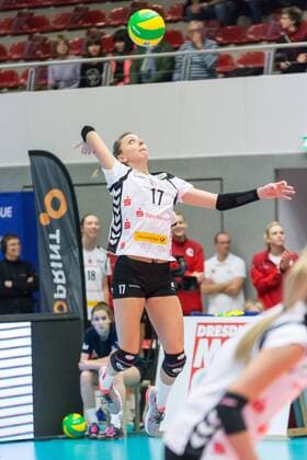 Gina Mancuso (Dresdner SC, 17) bei der Angabe, Volleyball, Women s Champions League, Dresdner SC - Eczacibasi VitrA Istanbul, xprx