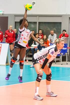 Brittnee Cooper (Dresdner SC, 1) bei der Angabe, Volleyball, Women s Champions League, Dresdner SC - Eczacibasi VitrA Istanbul, xprx