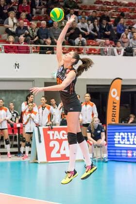 Tatiana Kosheleva (Eczacibasi VitrA Istanbul, 15) bei der Angabe, Volleyball, Women s Champions League, Dresdner SC - Eczacibasi VitrA Istanbul, xprx