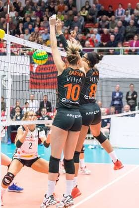 v.li.: Mareen Apitz (Dresdner SC, 2), Jordan Quinn Larson (Eczacibasi VitrA Istanbul, 10), Rachael Adams (Eczacibasi VitrA Istanbul, 8) am Netz, Volleyball, Women s Champions League, Dresdner SC - Eczacibasi VitrA Istanbul, xprx