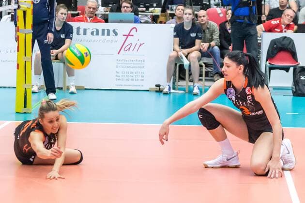 v.li.: Maja Ognjenovic (Eczacibasi VitrA Istanbul, 18), Tijana Boskovic (Eczacibasi VitrA Istanbul, 3) retten den Ball noch, Volleyball, Women s Champions League, Dresdner SC - Eczacibasi VitrA Istanbul, xprx