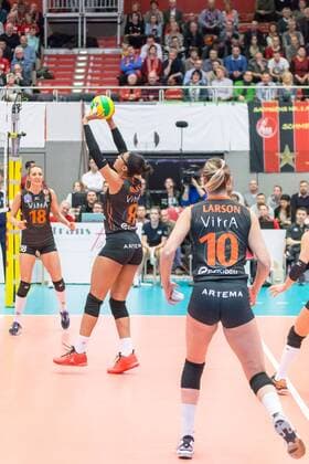 erfolgreiche Abwehr von Rachael Adams (Eczacibasi VitrA Istanbul, 8), Volleyball, Women s Champions League, Dresdner SC - Eczacibasi VitrA Istanbul, xprx