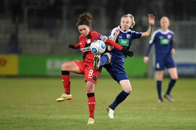 Fussball, Frauen, 1. Bundesliga, Saison 2016 17 (9. Spieltag), 1. FFC Turbine Potsdam - Bayer 04 Leverkusen, Ramona Petzelberger (Nr. 8, Bayer 04 Leverkusen), Laura Lindner (Nr. 38, 1. FFC Turbine Potsdam), 14.12.16,