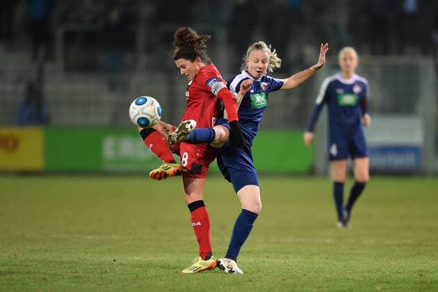 Fussball, Frauen, 1. Bundesliga, Saison 2016 17 (9. Spieltag), 1. FFC Turbine Potsdam - Bayer 04 Leverkusen, Ramona Petzelberger (Nr. 8, Bayer 04 Leverkusen), Laura Lindner (Nr. 38, 1. FFC Turbine Potsdam), 14.12.16,