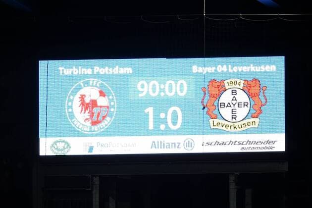 Fussball, Frauen, 1. Bundesliga, Saison 2016 17 (9. Spieltag), 1. FFC Turbine Potsdam - Bayer 04 Leverkusen, Anzeigetafel mit 1:0-Endstand, 14.12.16,