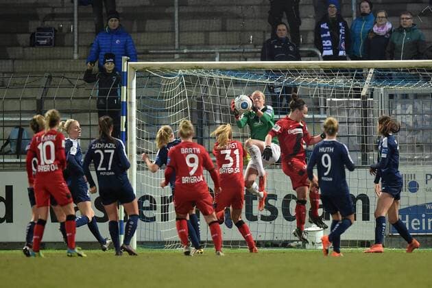 Fussball, Frauen, 1. Bundesliga, Saison 2016 17 (9. Spieltag), 1. FFC Turbine Potsdam - Bayer 04 Leverkusen, Merle Barth (Nr. 9, Bayer 04 Leverkusen), Francesca Weber (Nr. 21, Bayer 04 Leverkusen), TW Lisa Schmitz (Nr. 1, 1. FFC Turbine Potsdam), Svenja Huth (Nr. 9, 1. FFC Turbine Potsdam), 14.12.16,