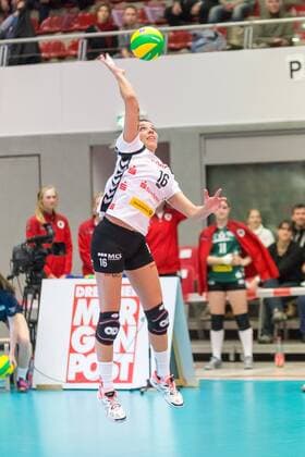 Katharina Schwabe (Dresdner SC, 16) bei der Angabe, Volleyball, Women s Champions League, Dresdner SC - Eczacibasi VitrA Istanbul, xprx