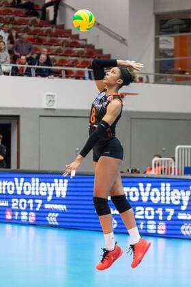 Rachael Adams (Eczacibasi VitrA Istanbul, 8) bei der Angabe, Volleyball, Women s Champions League, Dresdner SC - Eczacibasi VitrA Istanbul, xprx