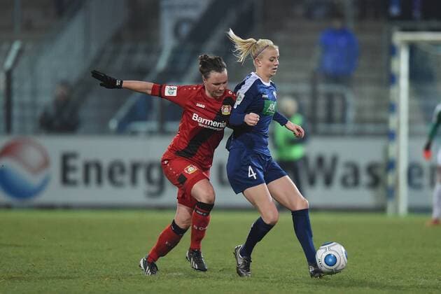 Fussball, Frauen, 1. Bundesliga, Saison 2016 17 (9. Spieltag), 1. FFC Turbine Potsdam - Bayer 04 Leverkusen, Marina Hegering (Nr. 17, Bayer 04 Leverkusen), Johanna Elsig (Nr. 4, 1. FFC Turbine Potsdam), 14.12.16,